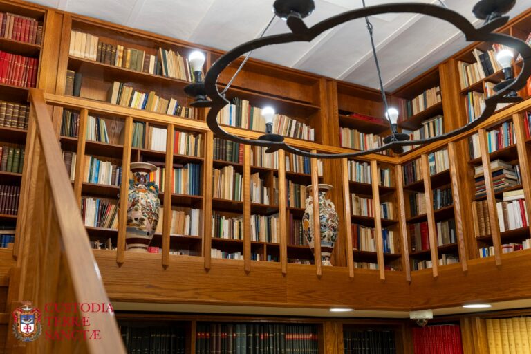 foto piano alto di una biblioteca