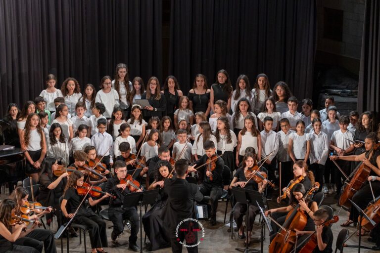 orchestra con coro di bambini - Magnificat institute Jerusalem